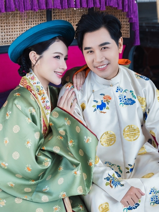 Nguyên Khang 'tình tứ' bên đàn em kém 14 tuổi