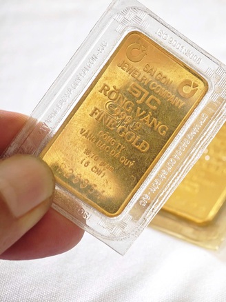 'Thót tim' với vàng