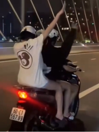 CSGT TP.HCM tịch thu xe SH biển số 567.89 buông 2 tay trên cầu Ba Son