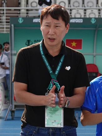 HLV Kyrgyzstan phàn nàn trọng tài Trung Quốc sau trận thua chủ nhà, khen HLV Kim Sang-sik tài giỏi