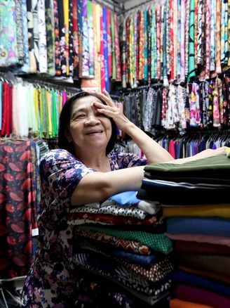 Tiểu thương lớn tuổi ở chợ truyền thống TP.HCM chật vật với sổ sách, hóa đơn