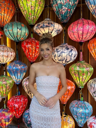 Người đẹp Mỹ hé lộ cuộc sống tại Việt Nam sau khi đăng quang Miss Cosmo 2025