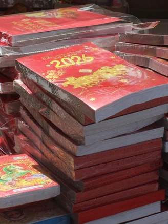 Tết chưa tới mà phố đã rộn ràng: Người trẻ rục rịch sắm sửa từ sớm