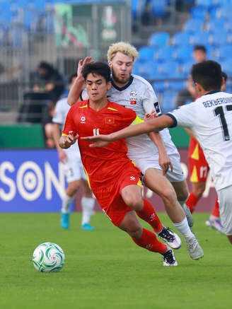 HLV Kyrgyzstan thừa nhận một sự thật cay đắng, nói điều cực hay về U.23 Việt Nam