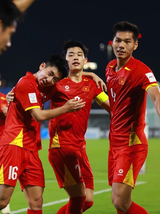 HLV Kim tiết lộ lý do không xếp Đình Bắc đá chính, ‘Văn Thuận luôn vào sân từ ghế dự bị vì…’