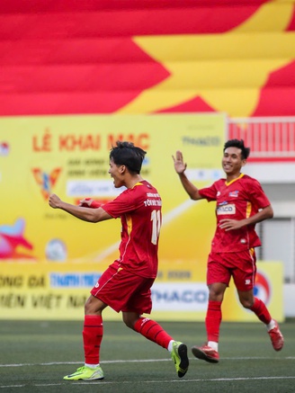 Trường ĐH Tôn Đức Thắng 6-0 Trường ĐH Ngân hàng TP.HCM: Cú hat-trick đầu tiên