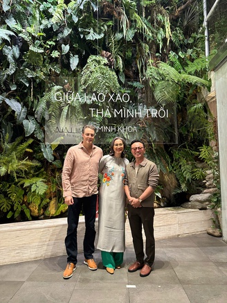 Dàn người đẹp thập niên 2000 hội ngộ tại triển lãm của họa sĩ Lê Minh Khoa