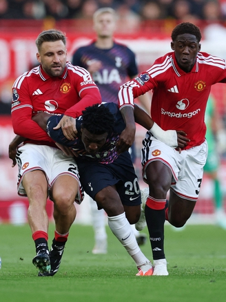 M.U dẫn trước rồi đá hơn người, vẫn bị đội chót bảng Tottenham chia điểm phút 90+2