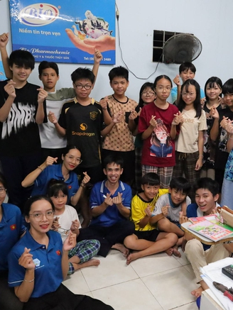 'Thầy giáo công nhân' và lớp học vui vẻ