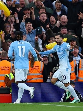 Gravenberch bị thẻ đỏ, Liverpool 'vỡ trận' thua đậm Man City 0-3 ngay tại Anfield