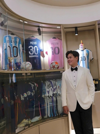Chàng trai gây choáng khi chi gần 3 tỉ đồng sở hữu các vật phẩm của Messi