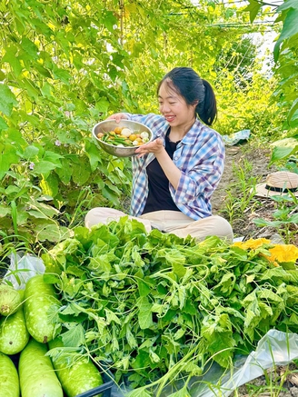 Cô gái Việt cải tạo mảnh đất hoang ở Nhật thành vườn rau xanh mướt