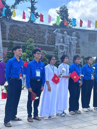 Bạn trẻ đứng dọc các tuyến đường dẫn về Nghĩa trang liệt sĩ TP.HCM để tri ân