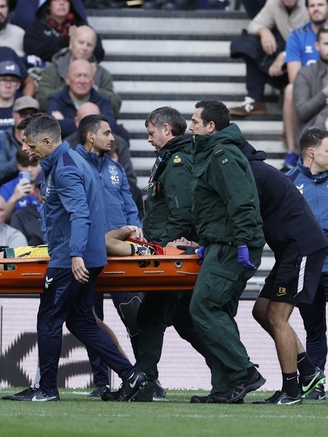 Thủ thành Emiliano Martinez chấn thương kinh hoàng, HLV Alonso lên tiếng trấn an CĐV Chelsea