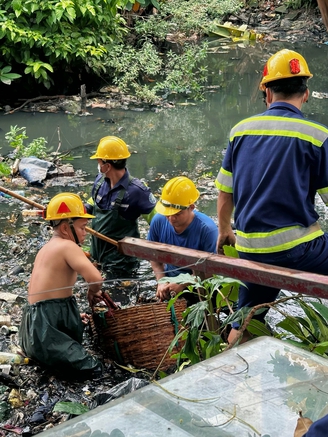 Phía sau dòng nước bẩn