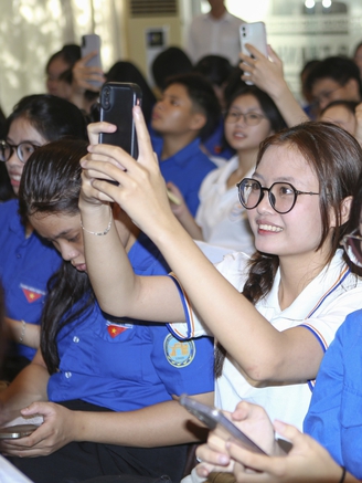 Hơn 200 người trẻ tại Huế được hướng dẫn kỹ năng 'huấn luyện' AI trong học tập