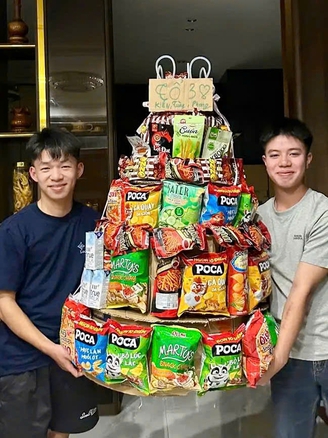 Ngày 20.10, màn tặng quà của dàn 'soái ca' cho cô giáo và bạn nữ 'gây sốt'