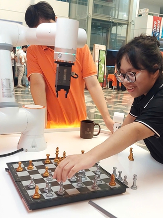 Thích thú xem robot hít đất, đánh cờ và vẽ tranh