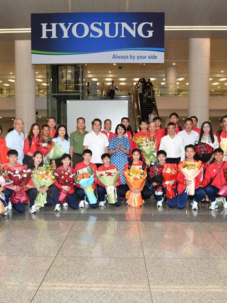 Các cô gái vàng cầu mây Việt Nam về nước trong sự chào đón nồng ấm và yêu thương