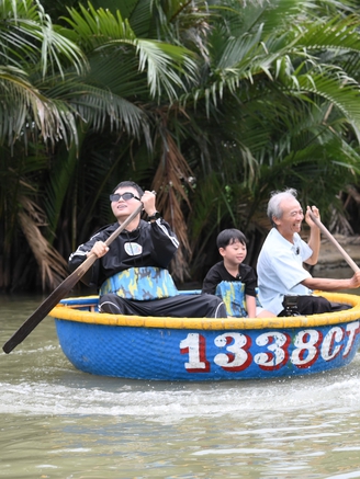 Huy R vất vả chèo thuyền thúng, hát live 'Anh thanh niên' giữa rừng dừa Bảy Mẫu