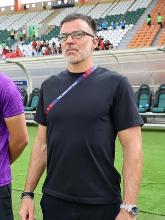Thái Lan muốn gọi lại 'Vua cùi chỏ' Theerathon Bunmathan để chuẩn bị cho Asian Cup 2027