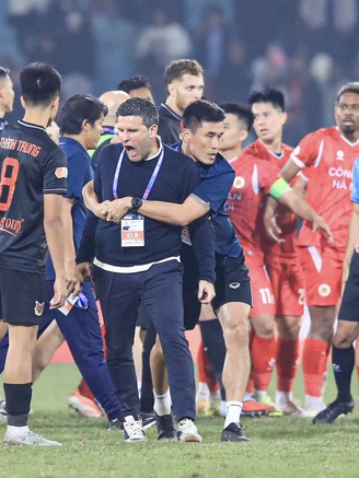 Trọng tài Malaysia bị Ninh Bình phản ứng dữ dội vì thu hồi thẻ vàng của Đình Trọng: Lý do 'quay xe' là...