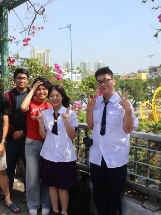 Chợ hoa 'Trên bến dưới thuyền' hot rần rần: Giới trẻ check-in trước giờ G