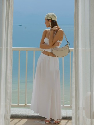 Nàng dạo xuân thêm xinh nhờ sức hút túi dáng bán nguyệt