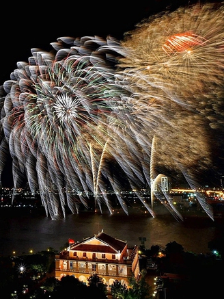 Tận hưởng đêm giao thừa với những tràng pháo hoa tết đẹp lộng lẫy