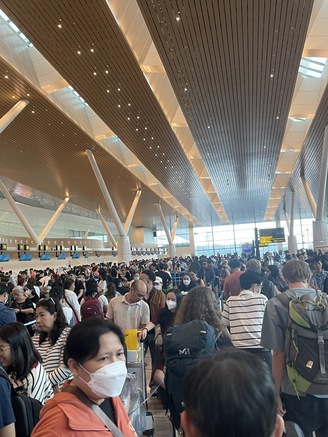 Thêm nhà ga T3, Tân Sơn Nhất vẫn kín người: Về quê ăn tết chưa bao giờ dễ