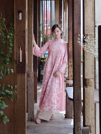 Áo dài hồng, sắc xuân ngọt ngào trong thời trang ngày tết