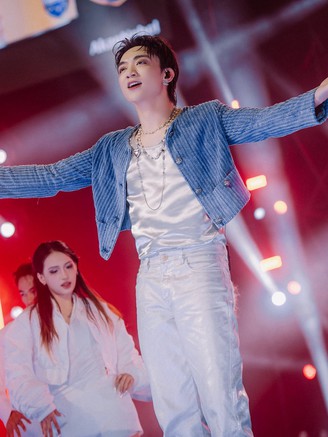 'Choáng' giá cát sê ca sĩ: Tiền tỉ hát vài bài