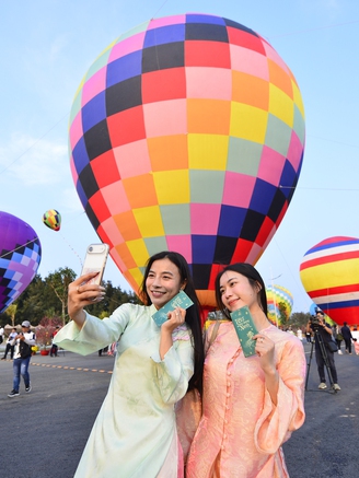 Hàng nghìn người đổ về Cần Giờ vui hội xuân chưa từng có