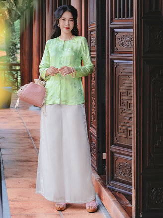 Trang phục từ chất liệu truyền thống lụa, gấm, voan lên ngôi ngày đầu năm