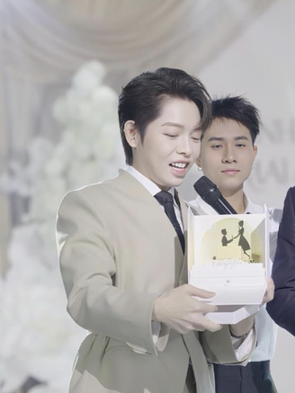 Đức Phúc bất ngờ 'đột kích' đám cưới hát tặng cô dâu - chú rể