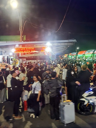 Dòng người đông đúc, xuyên đêm ở bến xe miền Tây về quê đón tết