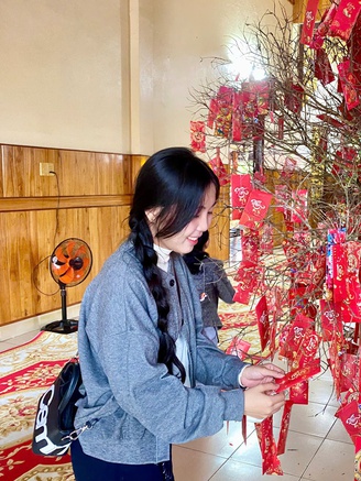 Đi chùa sáng mùng 1 tết, bạn trẻ cầu mong điều gì cho năm mới?