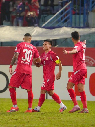 HLV Polking tuyệt đối tin tưởng CLB CAHN đủ bản lĩnh vượt ải khó, khen Quang Hải như 'Messi Thái'