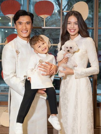 Thủ môn Bùi Tiến Dũng về quê đón tết: Nhóc tì lai gây sốt, cực đáng yêu