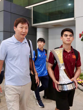 Tết bình yên của đội trưởng U.23 Việt Nam Khuất Văn Khang: Giữ lời hứa đặc biệt với bà!