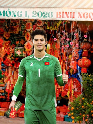 FIFA làm thơ chúc tết cực đỉnh, đăng ảnh Trung Kiên cầm cành đào du xuân trong trang phục thủ môn