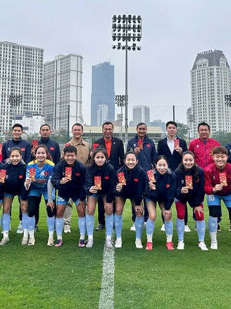 Chủ tịch VFF Trần Quốc Tuấn ‘xông đất’ đội tuyển nữ Việt Nam, HLV Mai Đức Chung nói lời cảm động