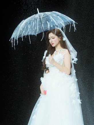 Hòa Minzy mặc áo cưới lên sân khấu, tiết lộ từng muốn từ bỏ sự nghiệp