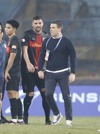 Nóng: VPF đề xuất phạt HLV Albadalejo của Ninh Bình vì phản ứng trọng tài Malaysia, Ban Kỷ luật VFF vào cuộc