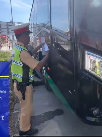 Hành khách nhắn tin báo, CSGT xử phạt xe khách 'nhồi nhét' thêm 6 người 