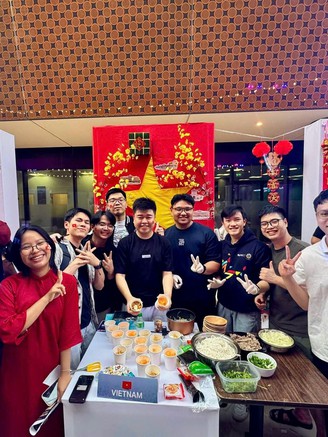 Xa quê hương, bạn trẻ đón tết thế nào?