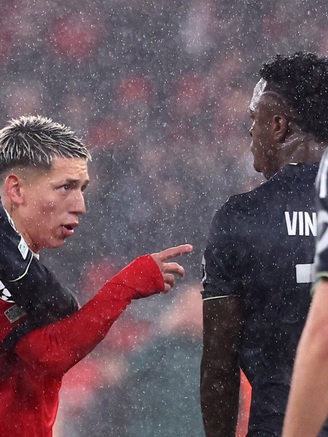 Tiền vệ Benfica khai miệt thị đồng tính với Vinicius chứ không phân biệt chủng tộc: UEFA vẫn sẽ phạt nặng