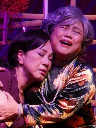 Kịch tết vẫn tưng bừng