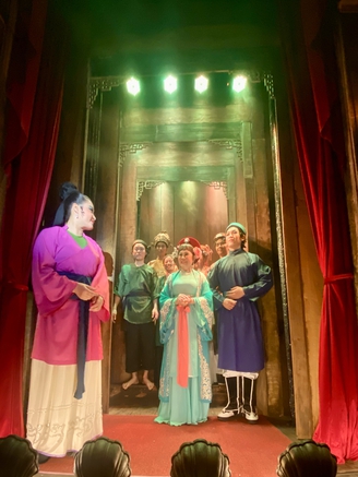 Ngồi bệt ở gánh cải lương 5 không