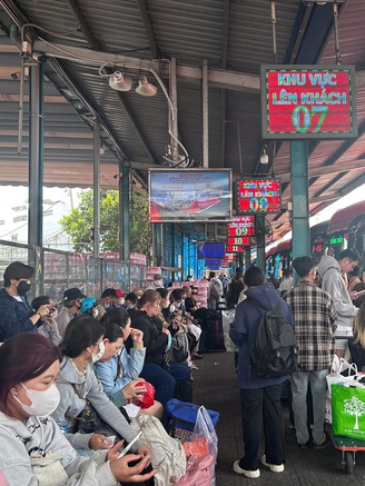 Hết tết vẫn chưa hết đông, mùng 7 Bến xe Miền Tây đông nghẹt người